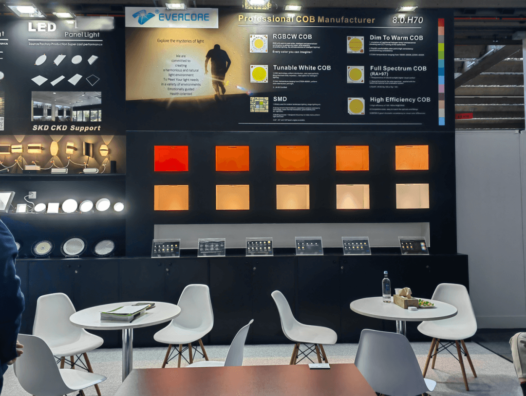 See how the domestic light illuminates the Frankfurt International Pavilion